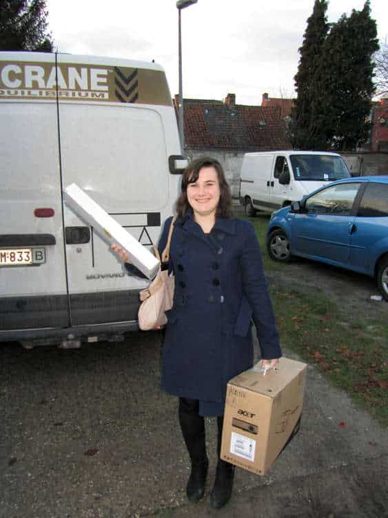 Eline De Pauw of E-Crane helps carrying the beamer.