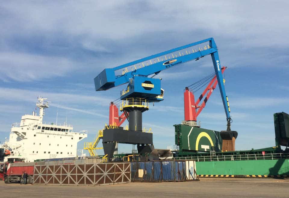 The model that was installed is a 1500B series E-Crane with 38,2 m outreach mounted on a high rail portal, capable of serving Panamax size vessels.
