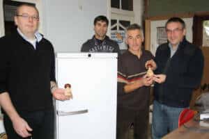 The E-Crane team received a gift from Mr. Accoe: a nutcracker, as a symbol for the youngsters who have "hard nuts to crack" when returning to normal community life. From left to right: Filip Van Cauwenberghe, Bart Matthys, Robert Accoe, Lieven Bauwens.