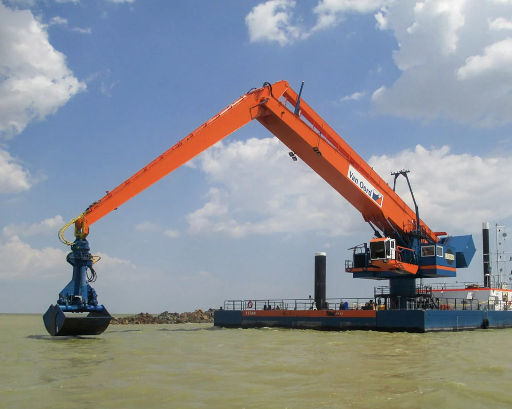Fixed pedestal e-crane